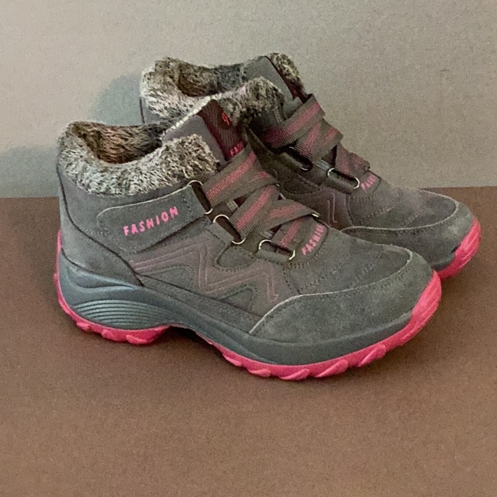 Gray lined Boots Fashion Size 6